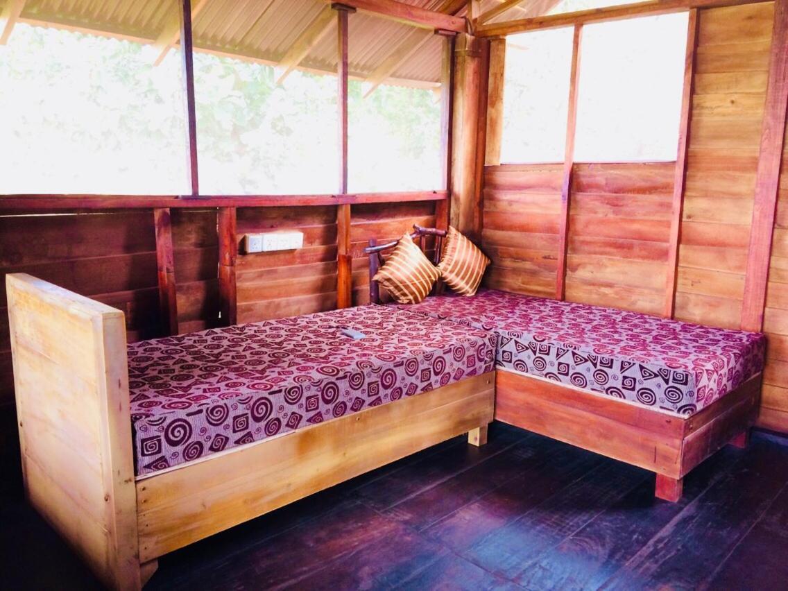 Chena Huts Eco Resort Сигирия Экстерьер фото